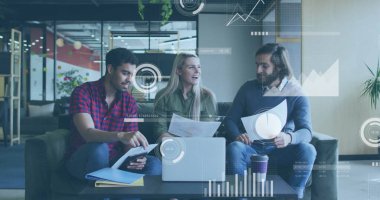 İş verileri analizi, çeşitli meslektaşların ofiste dokümanları tartışması üzerine resim oluşturur. Takım çalışması, işbirliği, toplantı, beyin fırtınası, strateji, teknoloji