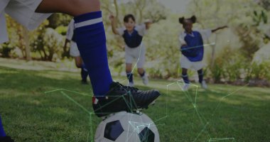 Futbol oynuyorlar, mavi üniformalı çocuklar ağ bağlantıları kuruyorlar. takım çalışması, spor, teknoloji, dijital, bağlantı, alan