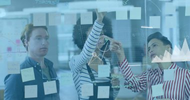 Çeşitli meslekdaşların iş tartışmalarına ilişkin veri işleme ve diyagramlarının resmi. İş, takım çalışması ve dijital arayüz kavramı dijital olarak oluşturulmuş görüntü.