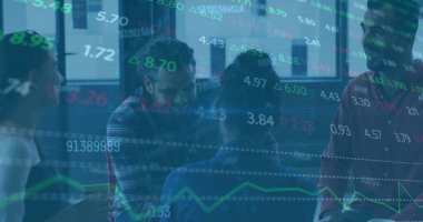 Ofisteki çeşitli iş adamlarıyla ilgili finansal veri işleme resmi. Küresel finans, iş, bağlantılar, hesaplama ve veri işleme kavramı dijital olarak oluşturuldu.