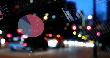 Gece bulanık şehir ışıkları üzerinde turta grafikleri ve dünya haritası. Veri, analitik, görselleştirme, istatistik, küresel, teknoloji