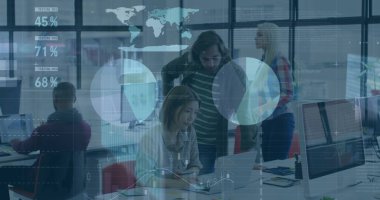 Ofisteki çeşitli iş adamlarıyla ilgili finansal veri işleme resmi. Küresel finans, iş, bağlantılar, hesaplama ve veri işleme kavramı dijital olarak oluşturuldu.