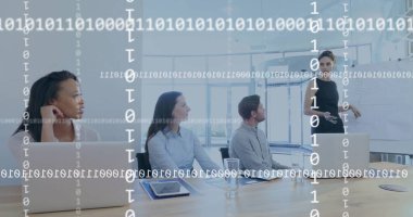 Ofiste konuşan çeşitli meslektaşların veri işleme görüntüsü. İş, teknoloji ve dijital arayüz kavramı dijital olarak oluşturuldu.