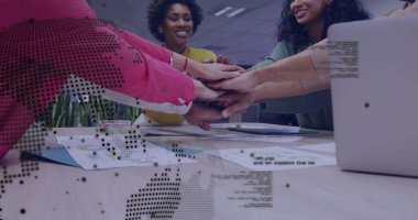 Ofiste el ele tutuşan çeşitli iş adamlarının dijital veri işleme görüntüsü. Küresel finans, iş, bağlantılar, hesaplama ve veri işleme kavramı dijital olarak oluşturuldu.