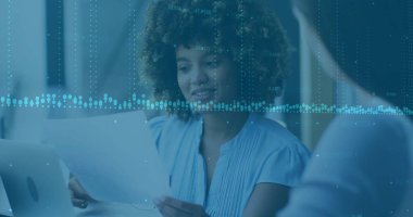 Ofiste iş tartışması yapan çeşitli meslektaşların mali veri işleme görüntüsü. Küresel iş, finans ve dijital arayüz kavramı dijital olarak oluşturulmuş görüntü.