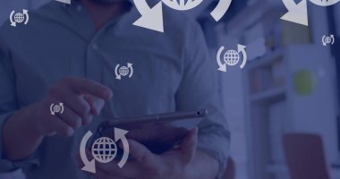 Tablet kullanan beyaz iş adamının üzerinde ok simgeleri olan dünya resmi. Küresel iş ve dijital arayüz kavramı dijital olarak oluşturulmuş görüntü.