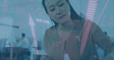 Ofisteki iki ırklı iş kadınının mali veri işleme görüntüsü. Küresel finans, iş, bağlantılar, hesaplama ve veri işleme kavramı dijital olarak oluşturuldu.