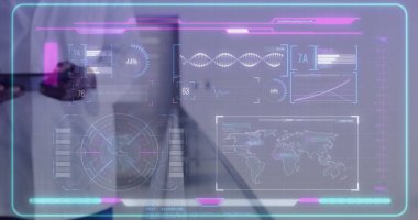 Tablet tutan melez erkek doktorun üzerinde veri işleme ve DNA ipliği var. Teknoloji, tıp ve dijital arayüz kavramı dijital olarak oluşturulmuş görüntü.