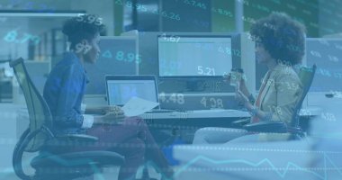 Ofisteki çeşitli iş adamlarıyla ilgili finansal veri işleme resmi. Küresel finans, iş, bağlantılar, hesaplama ve veri işleme kavramı dijital olarak oluşturuldu.