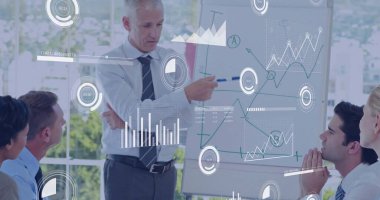 Toplantıda çeşitli profesyoneller üzerinde veri analizi imajı olan iş sunumu. Takım çalışması, işbirliği, strateji, şirket, teknoloji, ofis