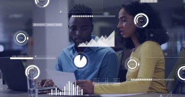 İş veri analizi, ofiste belgeleri tartışan iki meslektaşın görüntüsünü inceliyor. tartışma, strateji, takım çalışması, işbirliği, toplantı, planlama