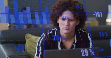 Ofisteki iki ırklı iş adamının mali veri işleme görüntüsü. Küresel finans, iş, bağlantılar, hesaplama ve veri işleme kavramı dijital olarak oluşturuldu.