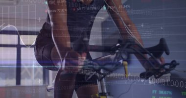 Spor salonunda bisiklete binen Afrikalı Amerikalı bir adamın mali veri işleme görüntüsü. global sporlar, aktif yaşam tarzı, iş dünyası, bağlantılar, hesaplama ve veri işleme kavramı dijital olarak oluşturulmuş görüntü.