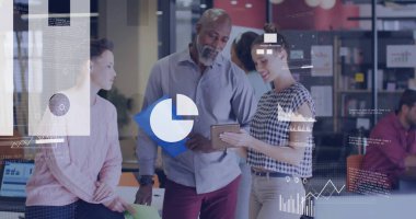 Çeşitli meslektaşların ofiste tableti tartışması üzerine iş verilerinin görselleştirilmesi. takım çalışması, işbirliği, toplantı, analiz, dijital, teknoloji