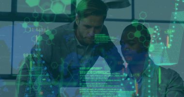 Ofisteki çeşitli iş adamlarıyla ilgili finansal veri işleme resmi. Küresel finans, iş, bağlantılar, hesaplama ve veri işleme kavramı dijital olarak oluşturuldu.