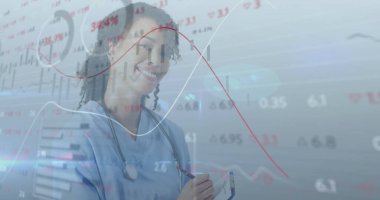 Gülümseyen melez kadın doktorun veri işleme görüntüsü. Küresel tıp, bağlantılar, hesaplama ve veri işleme kavramı dijital olarak oluşturulmuş görüntü.