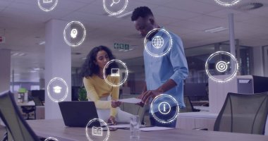 Muhtelif meslektaşların ofiste konuştuğu iş ikonlarının resmi. Teknoloji, iş ve dijital arayüz kavramı dijital olarak oluşturulmuş görüntü.