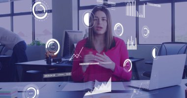 Bilgisayar kullanan Kafkas iş kadınının mali veri işleme görüntüsü. Küresel finans, iş, bağlantılar, hesaplama ve veri işleme kavramı dijital olarak oluşturuldu.