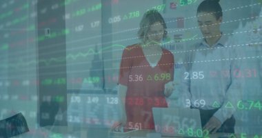 Ofisteki çeşitli iş adamlarıyla ilgili finansal veri işleme resmi. Küresel finans, iş, bağlantılar, hesaplama ve veri işleme kavramı dijital olarak oluşturuldu.