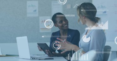 İş verileri çizelgeleri ve grafikler, iş arkadaşlarının ofiste yaptıkları görüşmeler üzerine. takım çalışması, işbirliği, toplantı, analiz, sunum, tartışma