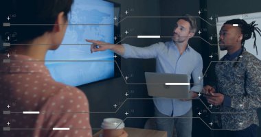 Ofisteki çeşitli iş adamlarının veri işleme görüntüsü. Küresel finans, iş, bağlantılar, hesaplama ve veri işleme kavramı dijital olarak oluşturuldu.