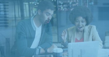 Üzerinde veri işleme resmi olan iki meslektaşın fikirleri tartışıyor. İş, takım çalışması, işbirliği, beyin fırtınası, teknoloji, analitik