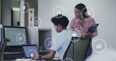 Ofisteki çeşitli iş adamları üzerinde dijital simgeler ve veri işleme imgeleri. Küresel finans, iş, bağlantılar, hesaplama ve veri işleme kavramı dijital olarak oluşturuldu.