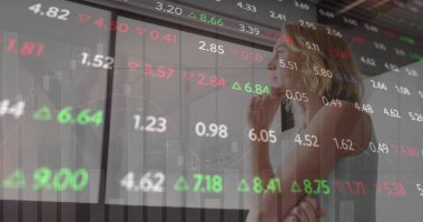 Kafkas iş kadınının ofisindeki finansal veri işleme görüntüsü. Küresel finans, iş, bağlantılar, hesaplama ve veri işleme kavramı dijital olarak oluşturuldu.