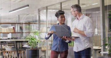 Ofisteki çeşitli iş adamlarıyla ilgili finansal veri işleme resmi. Küresel finans, iş, bağlantılar, hesaplama ve veri işleme kavramı dijital olarak oluşturuldu.