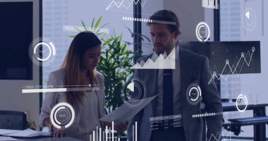 İş adamları veri tabloları ve grafiklerle belgeleri gözden geçiriyorlar. Takım çalışması, işbirliği, analiz, toplantı, sunum, kurumsal