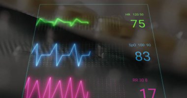 Verilerin ve kardiyografların görüntüsü hapların üzerinde. Teknoloji, tıp ve dijital arayüz kavramı dijital olarak oluşturulmuş görüntü.