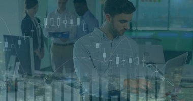 Ofisteki çeşitli iş adamlarıyla ilgili finansal veri işleme resmi. Küresel finans, iş, bağlantılar, hesaplama ve veri işleme kavramı dijital olarak oluşturuldu.