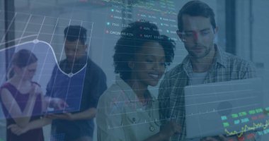 Finansal veriler ve borsa grafikleri, dizüstü bilgisayar kullanan farklı insanlar üzerinde resim oluşturuyor. Finans, analitik, çeşitlilik, teknoloji, iş, yatırım