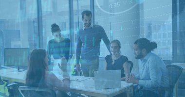 Ofisteki çeşitli iş adamlarıyla ilgili finansal veri işleme resmi. Küresel finans, iş, bağlantılar, hesaplama ve veri işleme kavramı dijital olarak oluşturuldu.