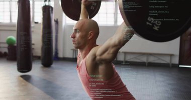 Spor salonunda ağırlık kaldıran Kafkas sporcusunun veri işleme görüntüsü. Teknoloji, spor ve dijital arayüz kavramı dijital olarak oluşturulmuş görüntü.