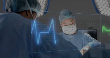 Cerrahlar, kalp atış hızı görüntüsüyle tıbbi sahneyi ameliyat ediyorlar. Sağlık, ameliyat, takım çalışması, hastane, profesyoneller, teknoloji