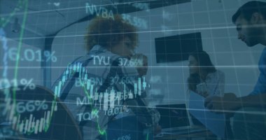 Ofisteki çeşitli iş adamlarıyla ilgili finansal veri işleme resmi. Küresel finans, iş, bağlantılar, hesaplama ve veri işleme kavramı dijital olarak oluşturuldu.