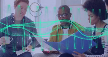 Ofiste birlikte çalışan çeşitli iş adamlarının veri işleme görüntüsü. Küresel finans, iş, bağlantılar, hesaplama ve veri işleme kavramı dijital olarak oluşturuldu.