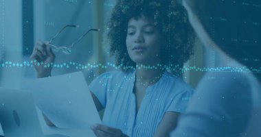 Ofiste iş tartışması yapan çeşitli meslektaşların mali veri işleme görüntüsü. Küresel iş, finans ve dijital arayüz kavramı dijital olarak oluşturulmuş görüntü.