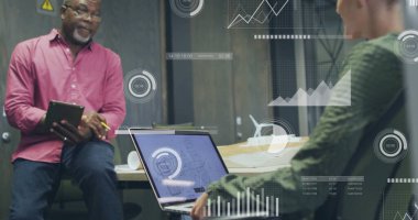 Ofisteki çeşitli iş adamlarıyla ilgili finansal veri işleme resmi. Küresel finans, iş, bağlantılar, hesaplama ve veri işleme kavramı dijital olarak oluşturuldu.