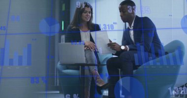 Ofisteki çeşitli iş adamlarıyla ilgili finansal veri işleme resmi. Küresel finans, iş, bağlantılar, hesaplama ve veri işleme kavramı dijital olarak oluşturuldu.