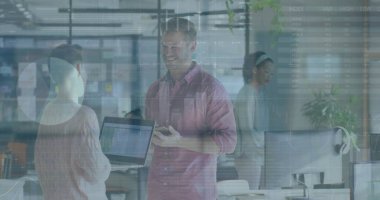 Ofisteki çeşitli iş adamlarıyla ilgili finansal veri işleme resmi. Küresel finans, iş, bağlantılar, hesaplama ve veri işleme kavramı dijital olarak oluşturuldu.