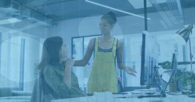 Ofisteki çeşitli iş adamlarıyla ilgili finansal veri işleme resmi. Küresel finans, iş, bağlantılar, hesaplama ve veri işleme kavramı dijital olarak oluşturuldu.