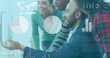 Ofisteki çeşitli iş adamlarıyla ilgili finansal veri işleme resmi. Küresel finans, iş, bağlantılar, hesaplama ve veri işleme kavramı dijital olarak oluşturuldu.