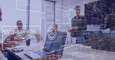 Çeşitli ekip ve veri işleme ekibiyle ofis ortamında iş görüşmesi. Takım çalışması, teknoloji, şirket, profesyonel, beyin fırtınası, işbirliği