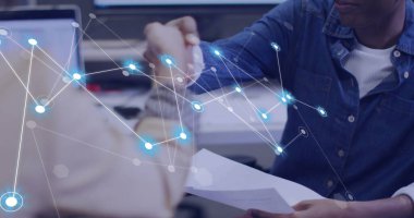 Ofiste tokalaşan çeşitli iş adamlarıyla bağlantılı bir ağ görüntüsü. Küresel finans, iş, bağlantılar, hesaplama ve veri işleme kavramı dijital olarak oluşturuldu.