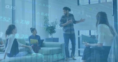 Ofisteki çeşitli iş adamlarıyla ilgili finansal veri işleme resmi. Küresel finans, iş, bağlantılar, hesaplama ve veri işleme kavramı dijital olarak oluşturuldu.