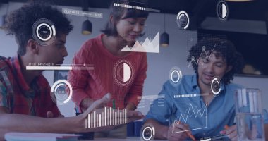 Çeşitli iş adamlarının işbirliği üzerine veri tabloları ve grafikler analiz ediliyor. takım çalışması, işbirliği, veri analizi, sunum, şirket, strateji