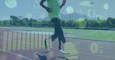 Protez bacaklı koşu sporcusu, spor pistinde veri analiz görüntüsü. Paralimpik, protez, teknoloji, fitness, performans, yenilik