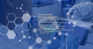 İnsan beyni görüntüsü ve Asyalı kadın bilim adamı üzerinde bilimsel veri işleme. Küresel bilim, bağlantılar, hesaplama ve veri işleme kavramı dijital olarak oluşturulmuş görüntü.